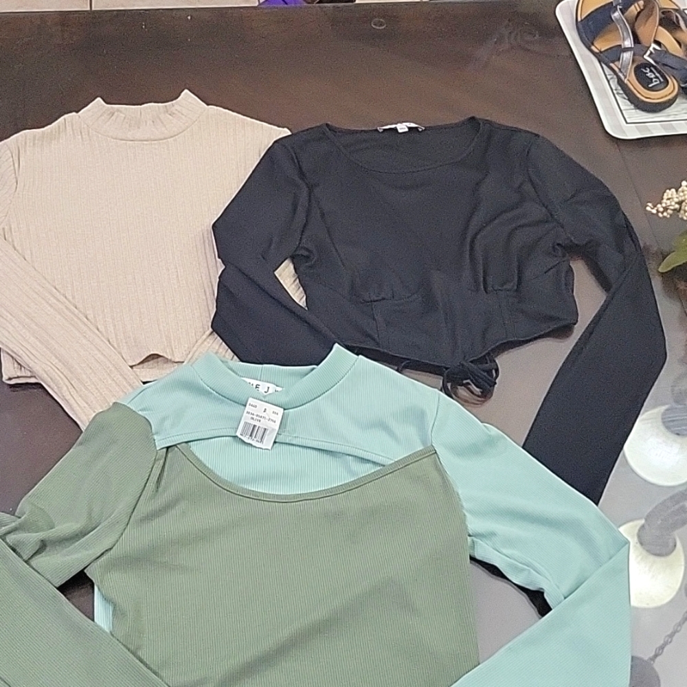 Bundle of 3 long sleeve tops, forever 21 top size small.  Back and green medium